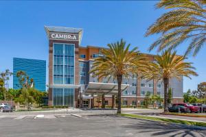 埃尔塞贡多Cambria Hotel LAX的停车场内棕榈树的酒店