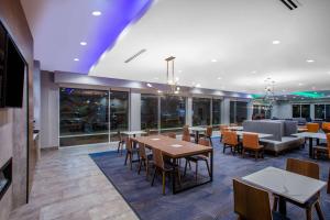 牛津La Quinta Inn & Suites by Wyndham Oxford的大楼内带桌椅的用餐区