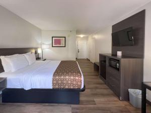 梅里马克Quality Inn Merrimack - Nashua的配有一张床和一台平面电视的酒店客房