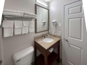 梅里马克Quality Inn Merrimack - Nashua的一间带水槽、卫生间和镜子的浴室