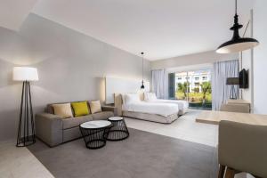 萨伊迪耶Radisson Blu Residences, Saidia的客厅配有沙发和1张床