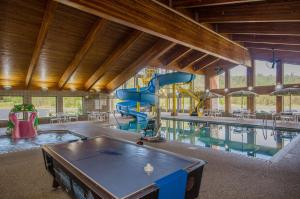 Silver BayBlack Beach Inn by GrandStay的一个带滑梯和台球桌的室内游泳池