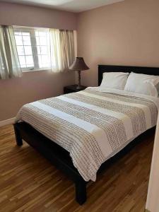 伯纳比Cozy Capitol Hill Bungalow - 3BD/2BA Retreat的卧室配有一张带白色棉被的大床