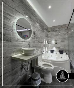 库库塔Sky Towers的一间带水槽、卫生间和镜子的浴室