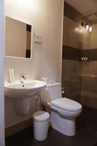 安蒂波洛LeBlanc Hotel的浴室配有白色卫生间和盥洗盆。