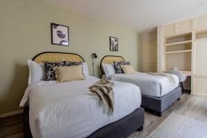 墨西哥城Capitalia - Apartments - Juan Racine的白色墙壁客房的两张床