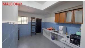 居林Roomstay Fiq的厨房设有蓝色瓷砖墙壁和木制橱柜。