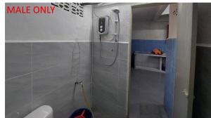 居林Roomstay Fiq的带淋浴和卫生间的浴室。