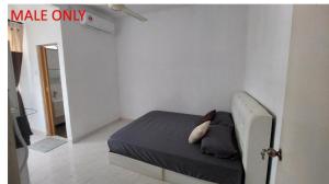 居林Roomstay Fiq的一间白色客房内的床铺卧室
