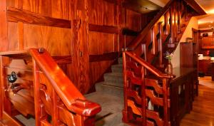 纳帕布莱克伯德住宿加早餐旅馆的木墙客房的木楼梯
