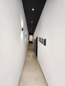 得土安Appartement Idéal : Proximité, Confort et Élégance的建筑的走廊,拥有白色的墙壁和瓷砖地板