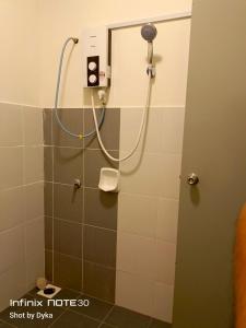 哥打丁宜DAN'S Homestay Business Suite Home的浴室内配有淋浴和头顶淋浴