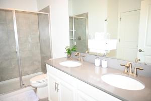 Luxurious 8-Room Oasis near Disney的一间浴室