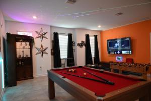 基西米Luxurious 8-Room Oasis near Disney的客厅设有台球桌和电视。