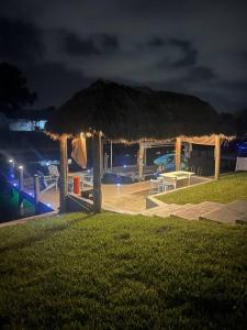 珊瑚角Heated pool, Family Fun, Tiki Bar, kayak, 3bd 2ba的一个带草地伞和游泳池的度假胜地