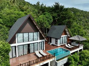 涛岛Taoruna Villa的享有带游泳池的房屋的空中景致