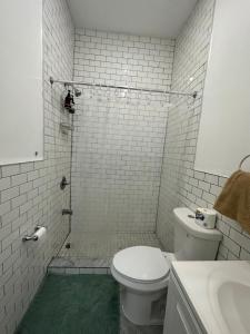 布鲁克林Cozy Private studio in Bushwick的白色的浴室设有卫生间和水槽。