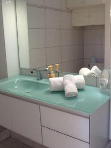 东方湾东方湾23号公寓的浴室设有水槽、毛巾和镜子