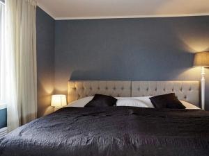 格雷伯斯塔德Holiday home Grebbestad XII的一间卧室设有一张蓝色墙壁的大床