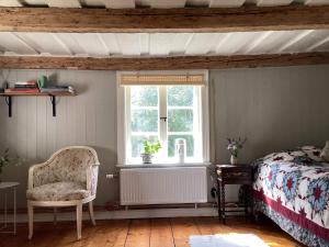 乌普萨拉Holiday home Uppsala的卧室配有床、椅子和窗户。