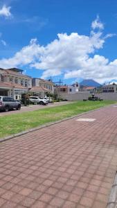 克萨尔特南戈Casa en condominio的一座砖砌的步道,位于一座有建筑和天空的小镇上