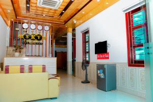 Bồ SơnSKY HOTEL - KHÁCH SẠN BẮC NINH的带沙发和电视的等候室