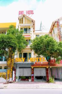 Bồ SơnSKY HOTEL - KHÁCH SẠN BẮC NINH的上面有住宿酒店标志的建筑