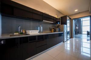 日落洞Loft Deluxe Seaview Suite 2BR by The Only Bnb的厨房配有黑色橱柜和不锈钢用具