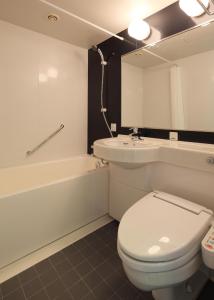 福知山福知山太阳道酒店的浴室配有卫生间、盥洗盆和浴缸。