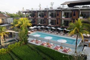 坎古Shore Amora Canggu的享有酒店空中美景,设有游泳池