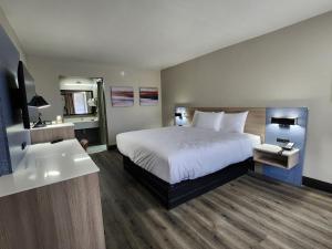 拉斐特Smart Stay Lafayette的酒店客房设有床和水槽