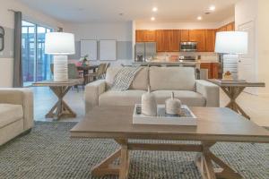基西米Waterfront Brand New Modern Luxury 8 BR pool house! Sleeps 16的客厅配有沙发和桌子