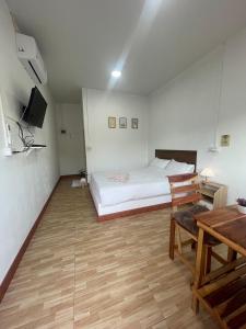 Non SangMuji House & Cafe'的卧室配有1张床、1张桌子和1把椅子