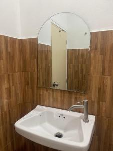 Non SangMuji House & Cafe'的浴室设有白色水槽和镜子