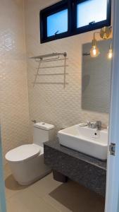 南奔Look at Home Lamphun的一间带卫生间、水槽和窗户的浴室
