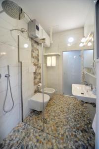地拉那konak rooms l Skanderbeg Square的带淋浴、卫生间和盥洗盆的浴室
