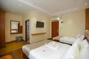 Rangoon AhloneHOTEL KEIO YANGON的酒店客房设有两张床和电视。