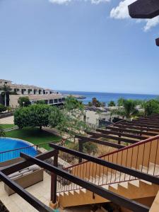 圣米格尔德阿沃纳Ocean Sunset Villa的设有一个享有泳池美景的阳台。