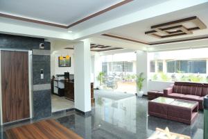耶拉汉卡Hotel Bangalore Airport inn, Airport Pickup & Drop Available 24X7的客厅配有沙发和桌子