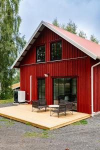 HaboVilla Röd的一个带两把椅子和一张桌子的红色谷仓