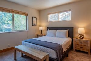 凯彻姆Bridgepoint Condo 08的一间卧室设有一张大床和两个窗户。