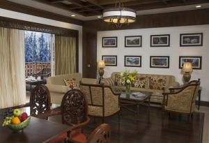 古尔马尔格凯伯尔喜马拉雅Spa度假酒店的客厅配有沙发和桌椅