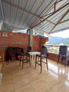 廷戈玛丽亚Garrison Alojamiento , selva y Turismo y Comida的一个带桌椅和砖墙的庭院