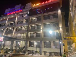 钱德加尔Blueberry Hotel zirakpur-A Family hotel with spacious and hygenic rooms的建筑的侧面有标志