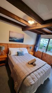 国家公园冒险汽车旅馆及同加里罗轨道交通的一间带一张大床的卧室,位于带窗户的房间内