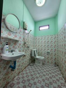 勿洞SaamSaao HomeStay Betong สามสาวโฮมสเตย์เบตง 4 Bedroom House for Rent的一间带水槽和卫生间的浴室