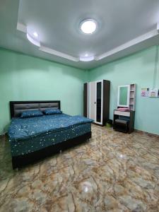 勿洞SaamSaao HomeStay Betong สามสาวโฮมสเตย์เบตง 4 Bedroom House for Rent的一间卧室配有一张床、一张桌子和一面镜子