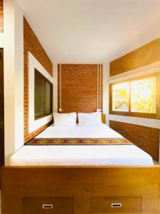纳闽巴霍Puu Pau Hotel & Coffee Shop的一间卧室设有一张大床和一个窗户。