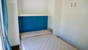 伊拉克里亚马勒波托菲利斯露营村假日公园的小房间,房间内设有一张小床