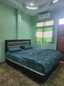 勿洞SaamSaao HomeStay Betong สามสาวโฮมสเตย์เบตง 4 Bedroom House for Rent的卧室配有一张床